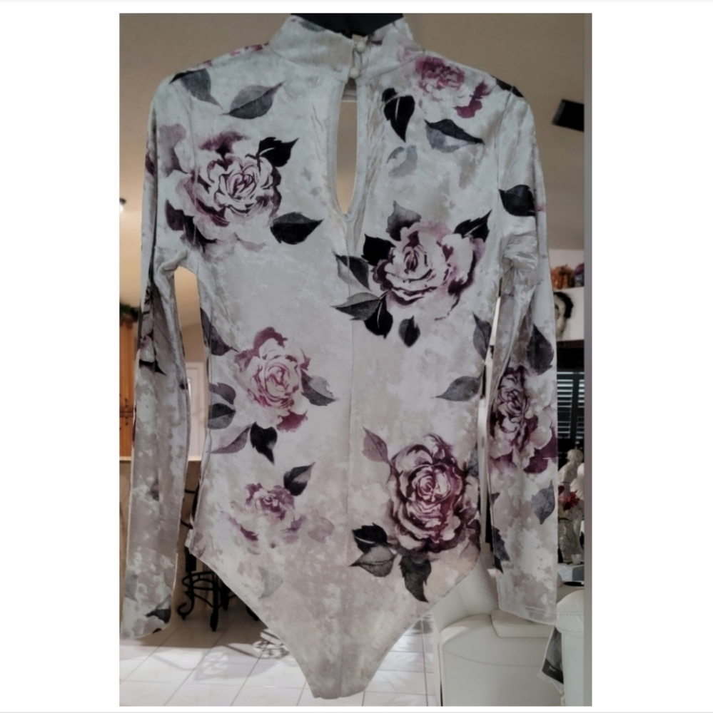 Charlotte Russe Gray Floral Velvet Keyhole Bodysuit, Size M - Picture 6 of 8